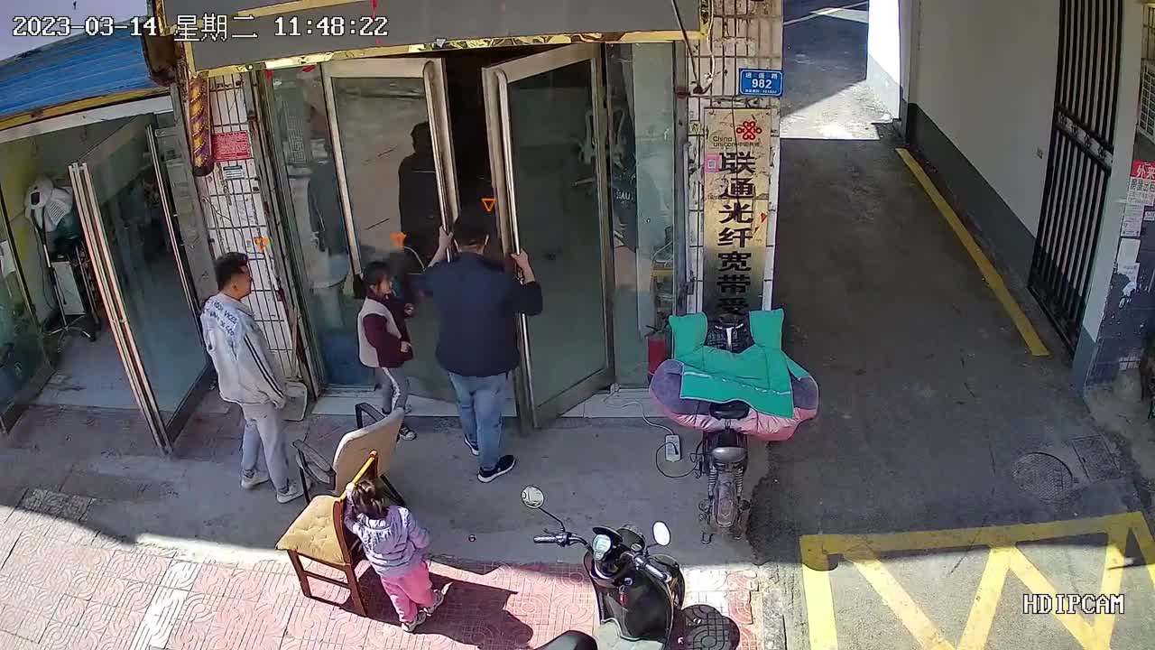 Video - Clip: Vặn trúng tay ga, bé gái 2 tuổi đâm xe máy vào cửa hàng