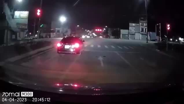 Video - Clip: Kinh hoàng cảnh xe máy vượt đèn đỏ, lao như tên bắn vào ô tô