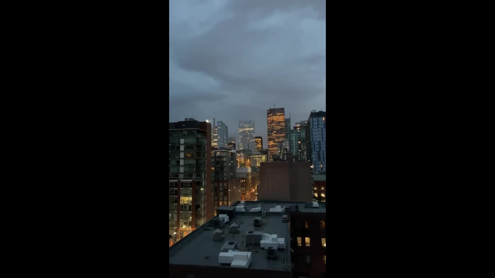 Video - Clip: Sét đánh vào Tháp CN ở Toronto