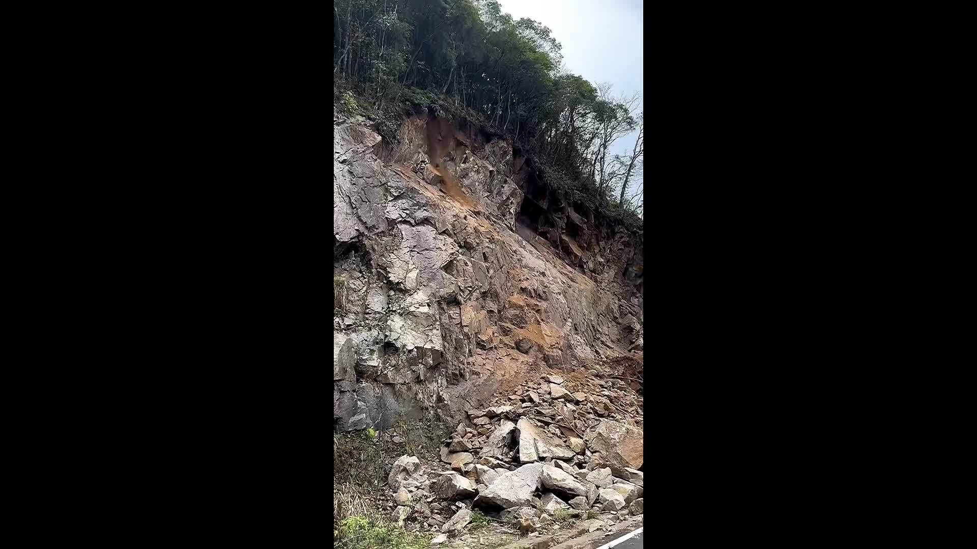 Video - Clip: Bất ngờ bị tảng đá lớn lăn suýt trúng người khi đang chụp ảnh 