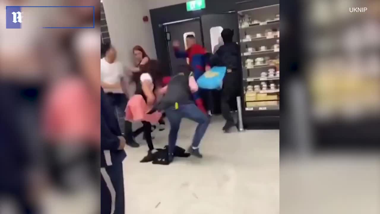 Video - Clip: 'Người nhện' hung hăng đấm gục người phụ nữ trong siêu thị