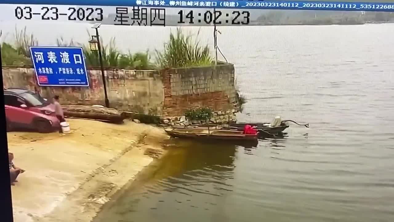 Video - Clip: Ô tô điện tự trôi, đâm văng người đàn ông xuống sông