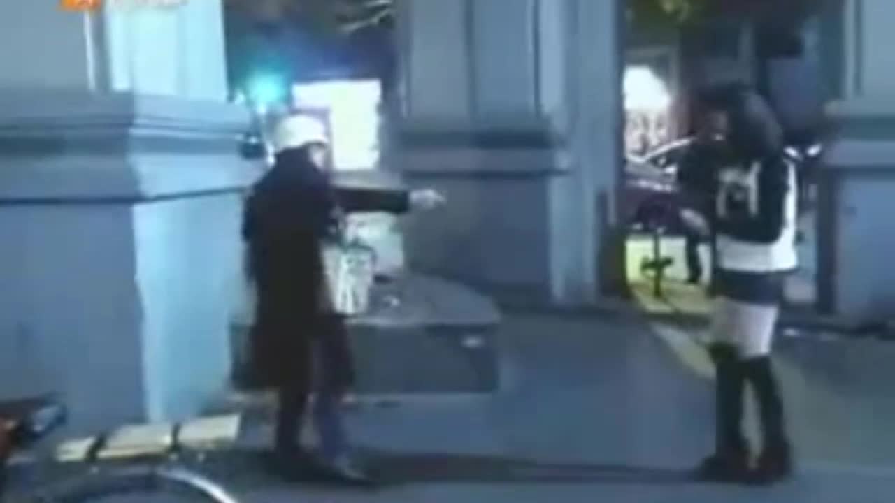 Video - Clip: Cô gái tung cước, cứu người phụ nữ đang cầm dao cắt tay tự tử