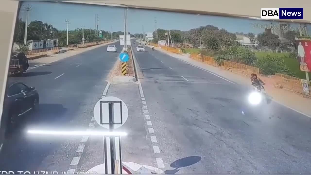 Video - Clip: Sang đường đột ngột, đôi nam nữ bị ô tô tông văng trên cao tốc