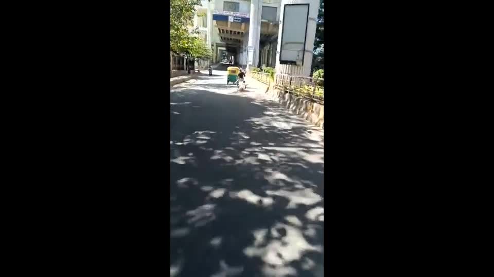 Video - Clip: Va chạm, nam thanh niên kéo lê người đàn ông rồi bỏ chạy 