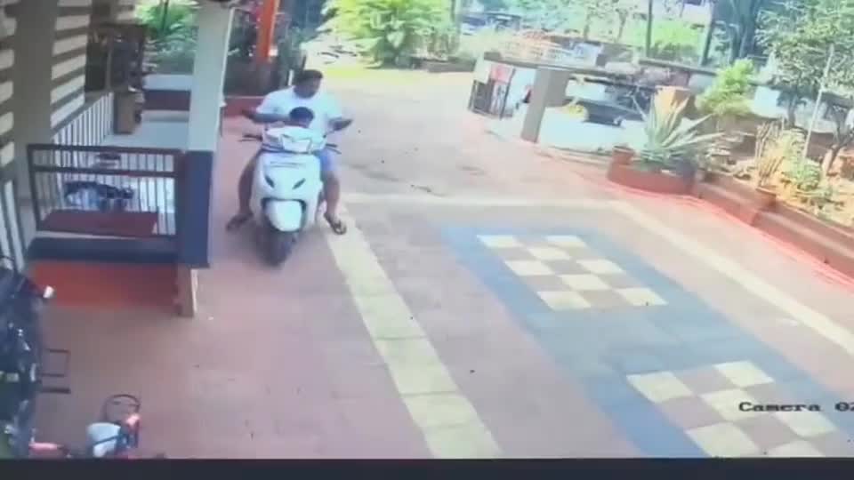 Video - Clip: Dừng xe không tắt máy, con vặn tay ga khiến cha văng xuống đất