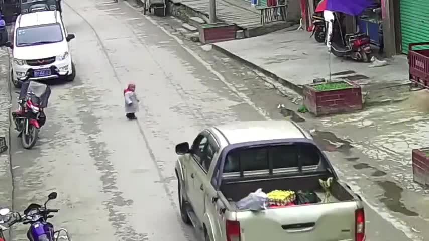 Video - Clip: Lao ra trước đầu xe ô tô cứu con, người phụ nữ bị húc văng
