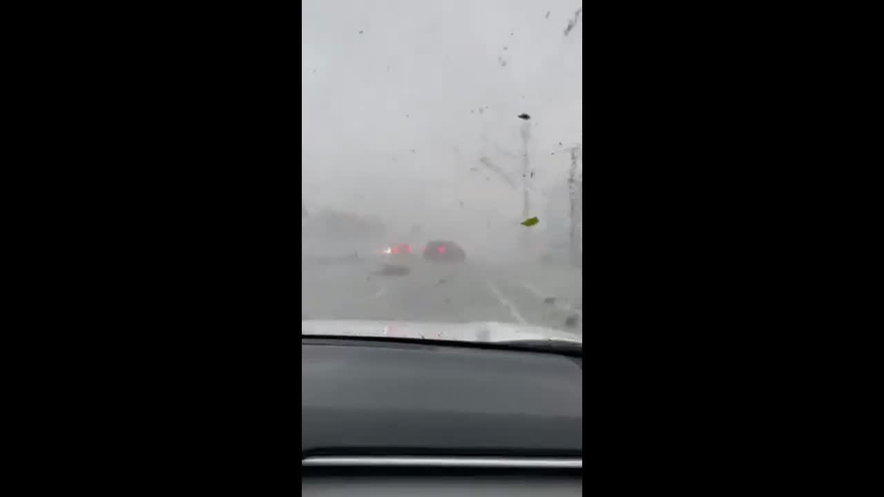 Video - Clip: Lốc xoáy hất tung ô tô lên không trung như phim hành động