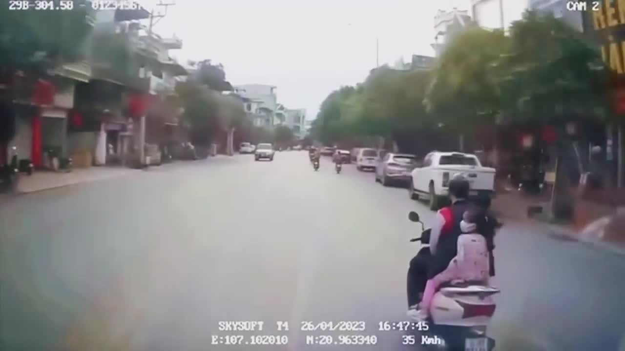 Video - Clip: Tránh nữ sinh sang đường, xe khách lao vào cửa hàng ven đường