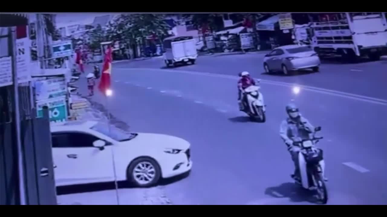 Video - Clip: Sang đường 'cồng kềnh', ô tô khiến 4 xe đâm nhau liên hoàn