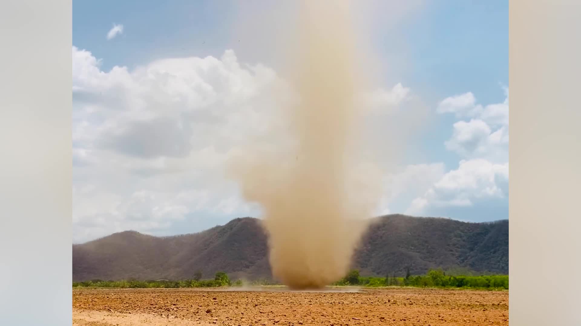 Video - Clip: Khoảnh khắc lốc xoáy ngoạn mục trên cánh đồng Thái Lan
