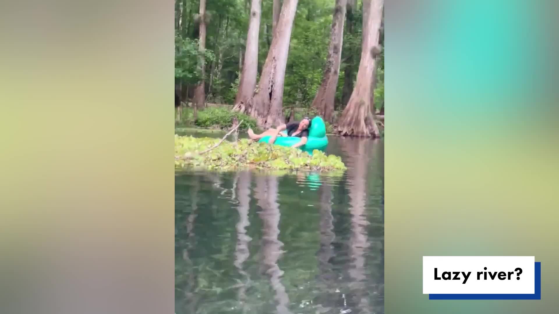 Video - Clip: Rùng mình cảnh nhóm người trôi nổi trên sông bất ngờ gặp cá sấu