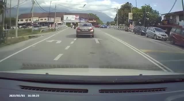 Video - Clip: Bốc đầu xe trên phố, nam thanh niên nhận ngay kết đắng