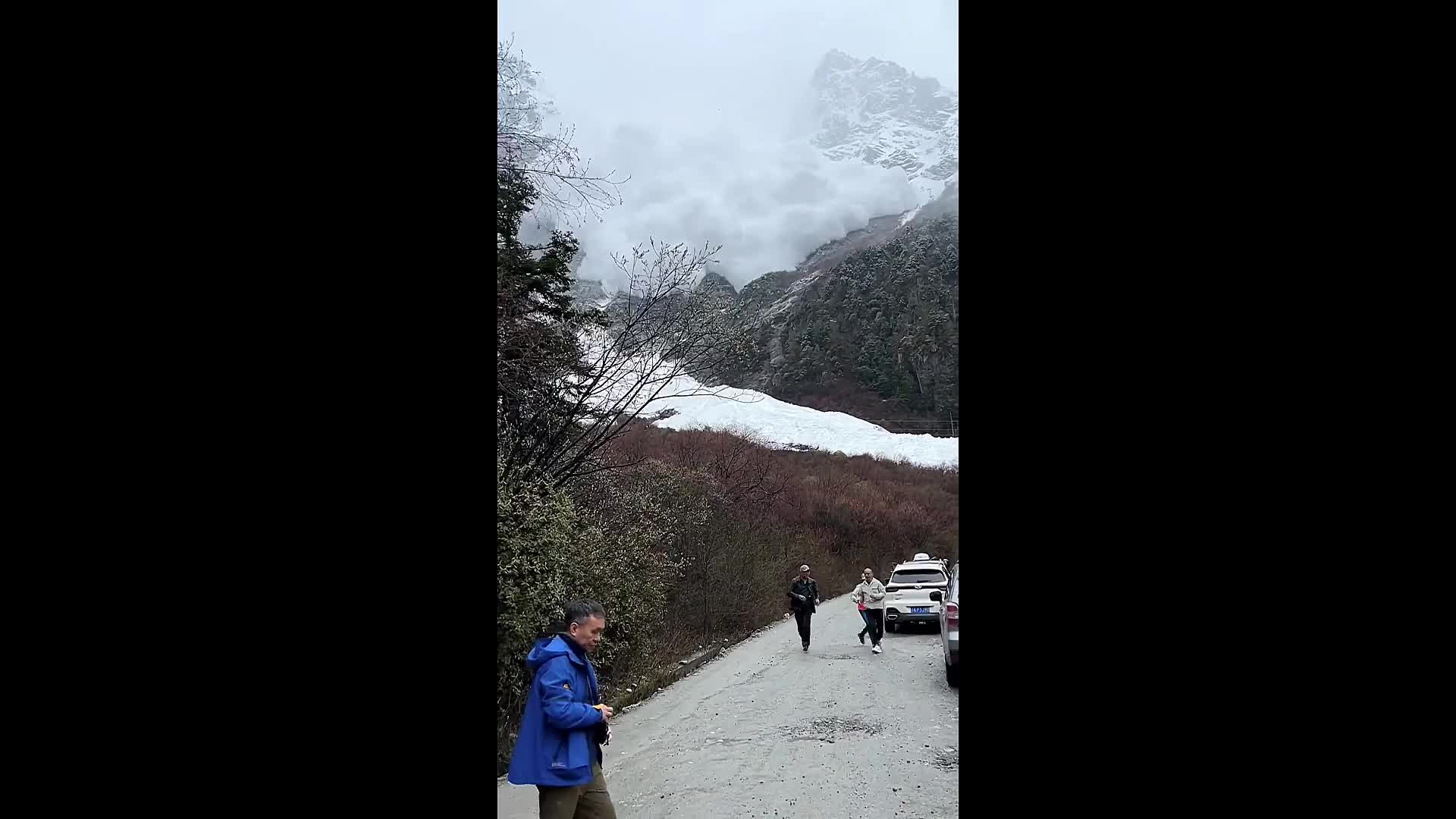 Video - Clip: Tài xế bỏ xe chạy vì gặp lở tuyết