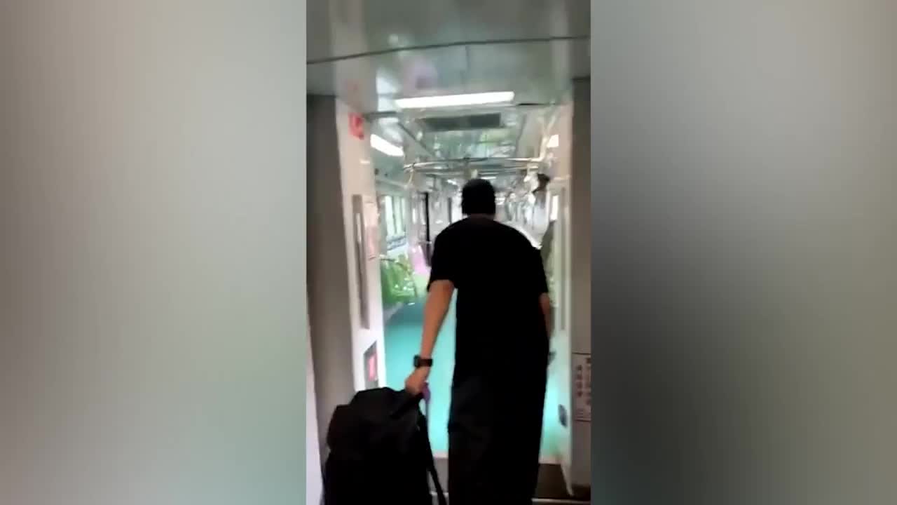 Video - Clip: Cần cẩu rơi từ nóc tòa nhà 30 tầng xuống đoàn tàu đang chạy