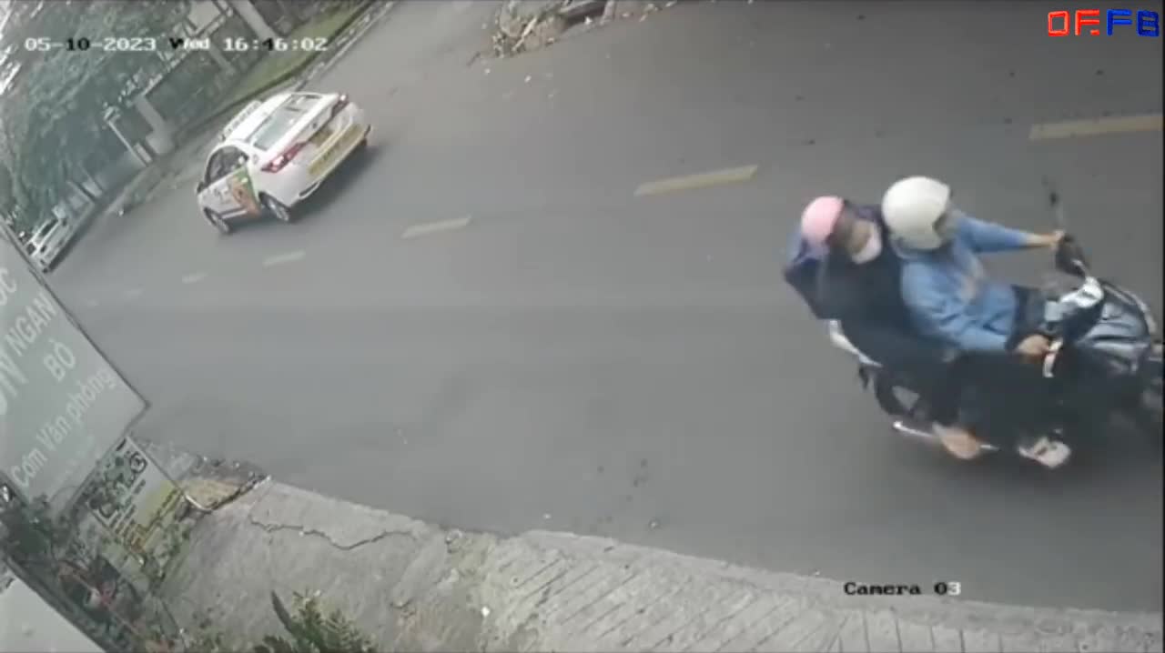 Video - Clip: Bị xịt hơi cay, chiến sĩ công an vẫn quật ngã nghi can trộm xe