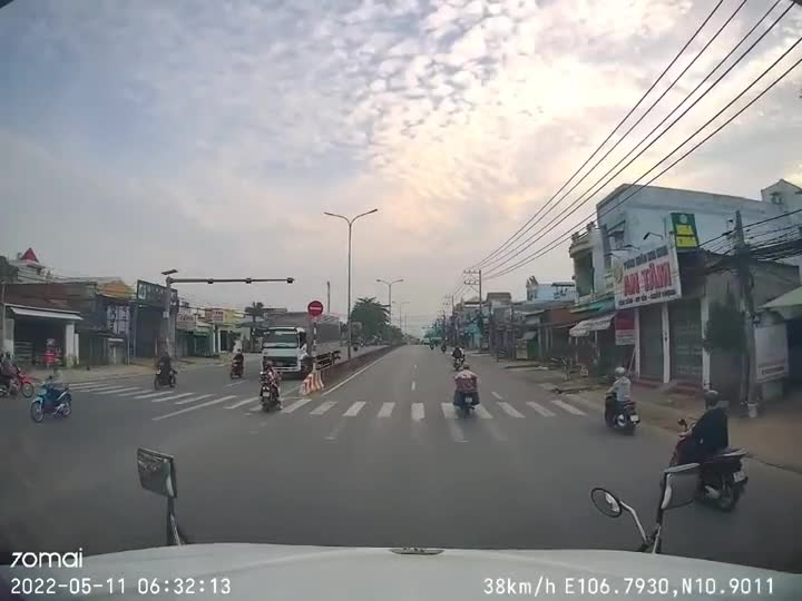 Video - Clip: Băng qua đường, người đàn ông bị xe tải tông tử vong