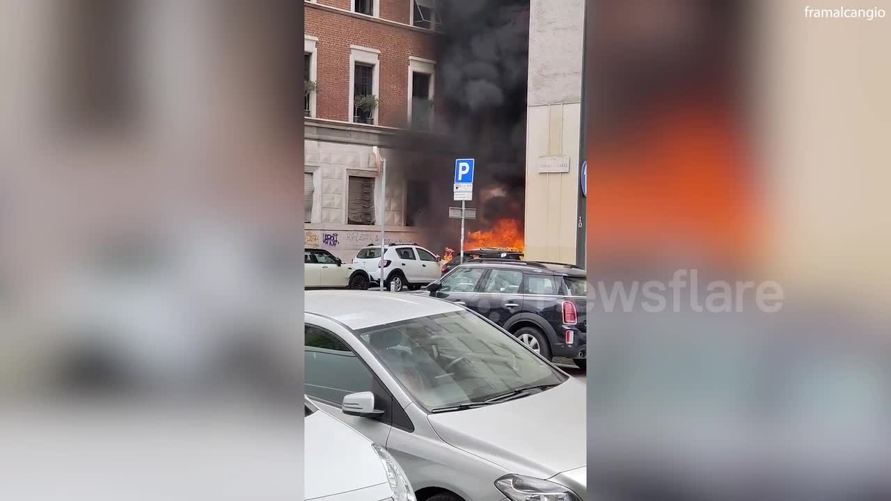 Video - Clip: Các phương tiện bốc cháy sau vụ nổ ở trung tâm Milan, Italy