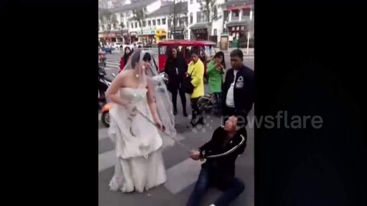 Video - Clip: Cô dâu dùng xích sắt trói tay rồi kéo chú rể về tổ chức đám cưới
