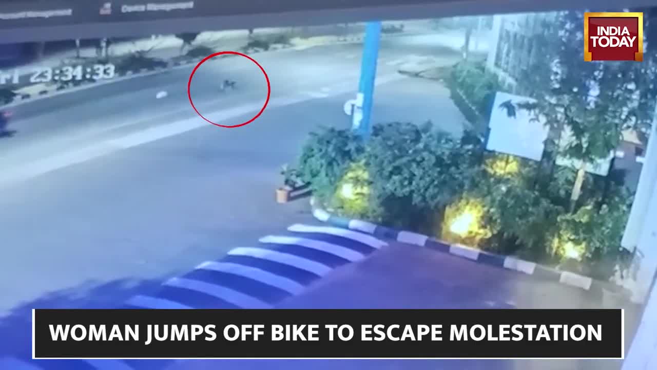 Video - Clip: Người phụ nữ nhảy khỏi xe máy đang chạy và lý do gây sốc