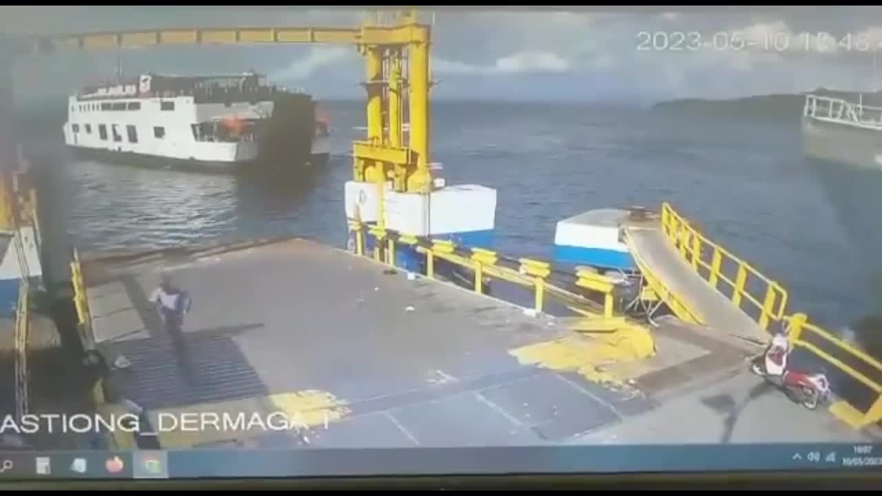 Video - Clip: Tàu chở khách đâm vào bến tàu, công nhân hoảng sợ tháo chạy
