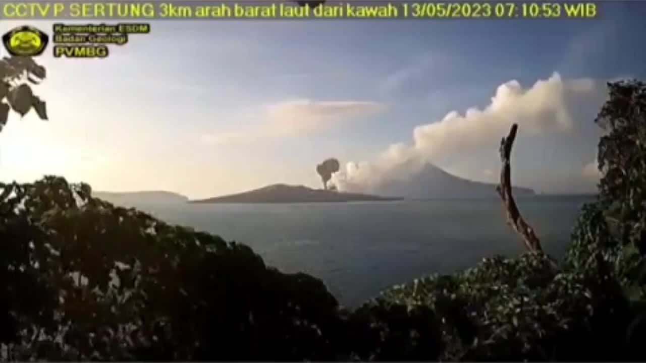 Video - Clip: Núi lửa Anak Krakatau tại Indonesia phun trào