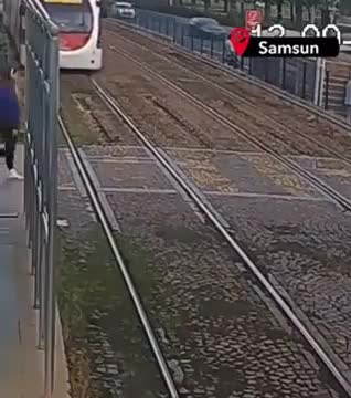 Video - Clip: Đeo tai nghe khi băng qua đường ray, cô gái trẻ suýt mất mạng