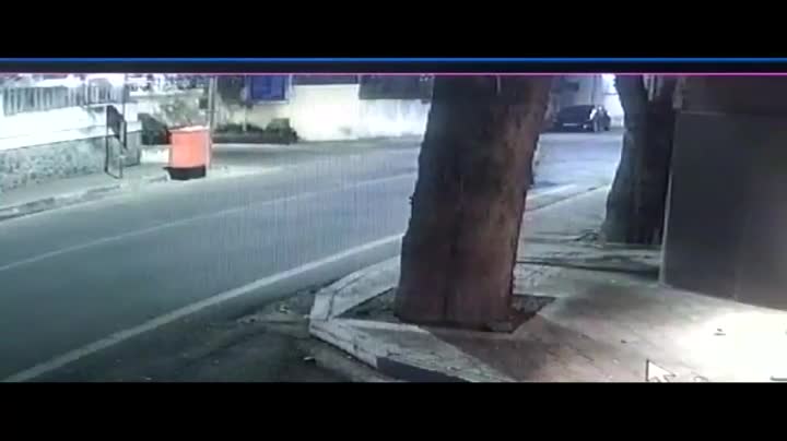 Video - Clip: Bé gái tấn công tên cướp giật dây chuyền cứu bà ngoại và cái kết