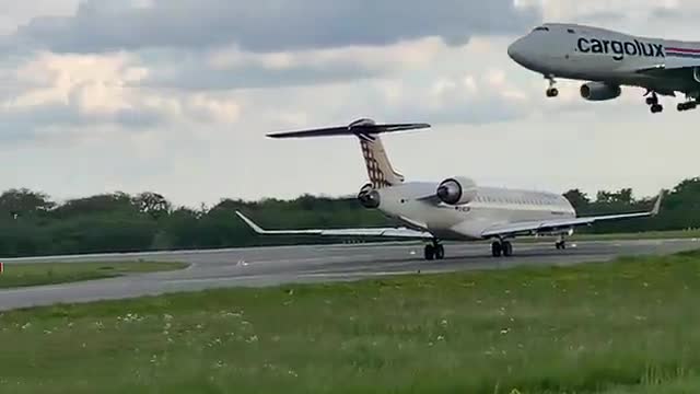 Video - Clip: Kinh hoàng máy bay hạ cánh khẩn cấp khiến bánh xe bung ra