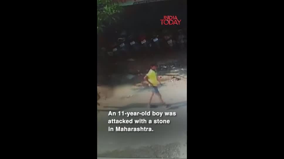 Video - Clip: Bé trai 11 tuổi bị gã đàn ông cầm đá ném gục trên phố