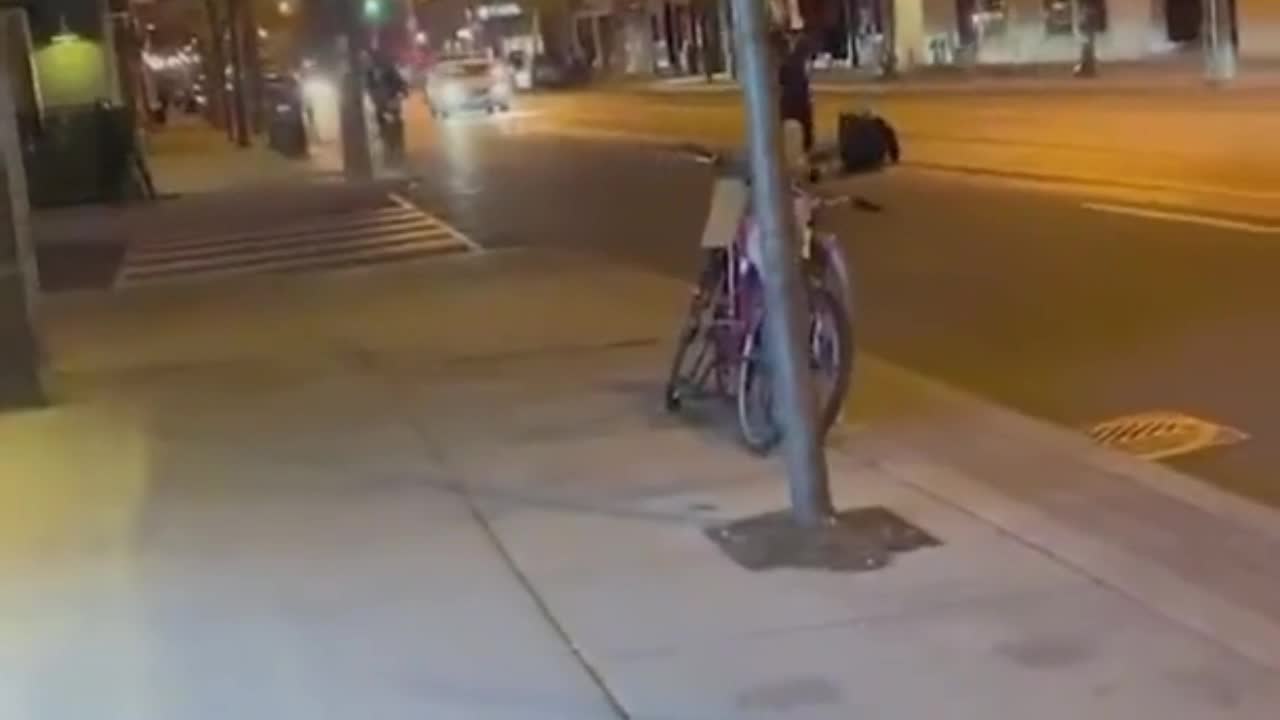 Video - Clip: Rợn người cảnh tượng dùng con trăn tấn công người lạ trên phố