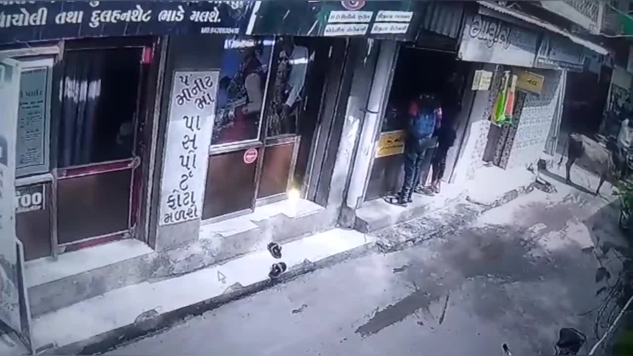 Video - Clip: Đang đi chợ, người đàn ông bị bò điên húc văng lên không trung