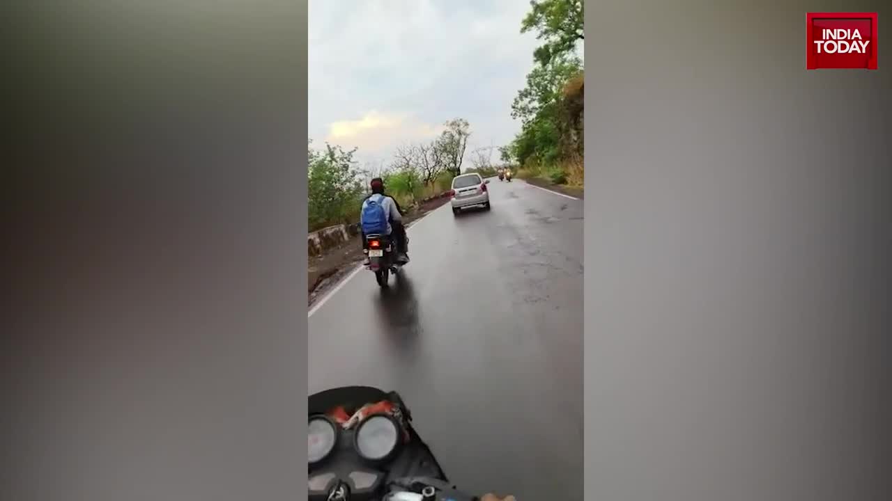 Video - Clip: 2 thanh niên đi xe máy chạm trán báo hoa mai ngay giữa đường