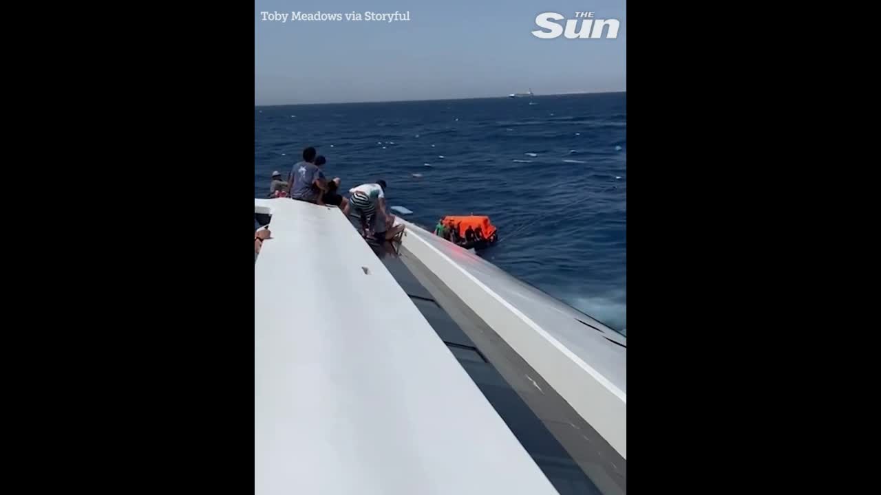 Video - Clip: Du khách nhảy khỏi thuyền đang chìm ở “Tam giác quỷ Bermuda” của Ai Cập