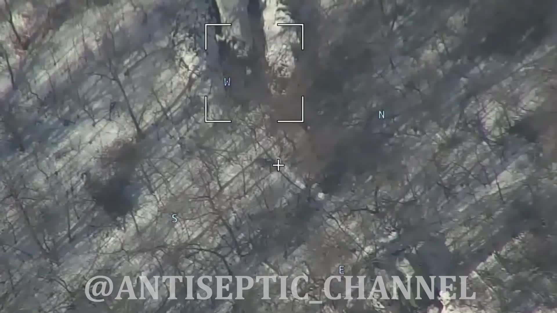 Thế giới - Khoảnh khắc Nga tấn công chính xác, phá hủy hệ thống tên lửa phóng loạt của Ukraine (Hình 3).
