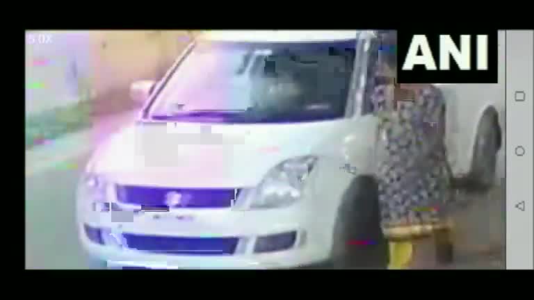 Video - Clip: Người đàn ông nhoài người khỏi ô tô giật dây chuyền và cái kết