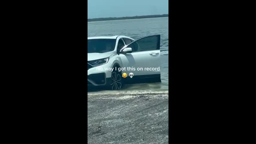 Video - Clip: Quên phanh xe, nữ tài xế khiến ô tô chìm xuống nước