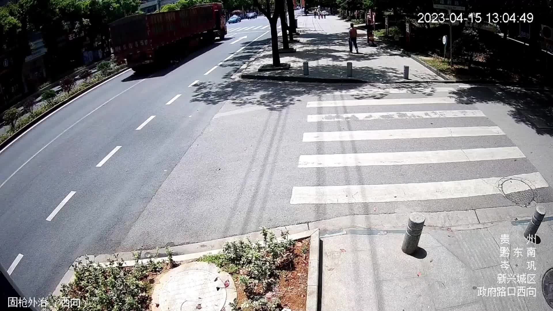 Video - Clip: Lao thẳng vào xe tải, cậu bé văng xa 8 mét và cái kết khó tin