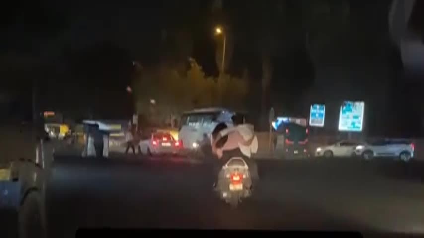 Video - Clip: Vừa đi xe máy, cặp đôi vừa ôm nhau như chốn không người
