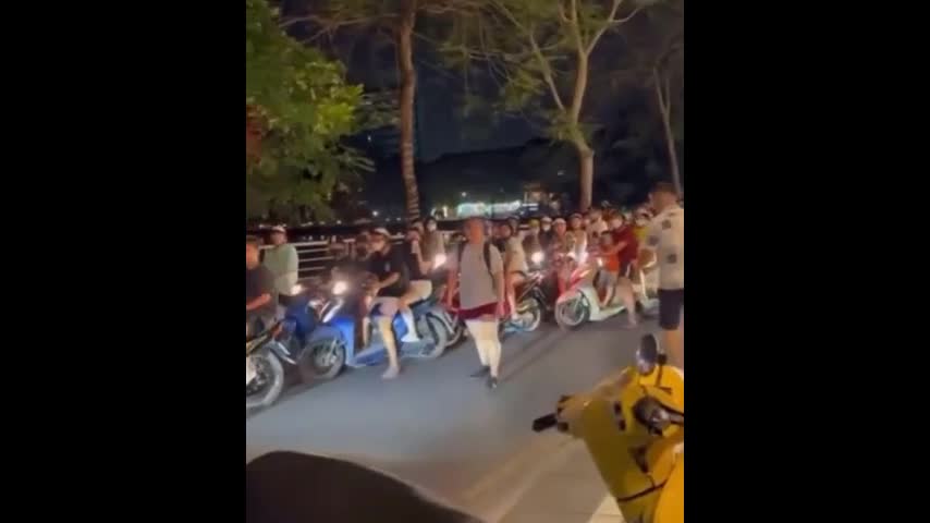 Video - Clip: Cô gái lao ra chặn đầu ô tô rồi đấm tới tấp người đi đường