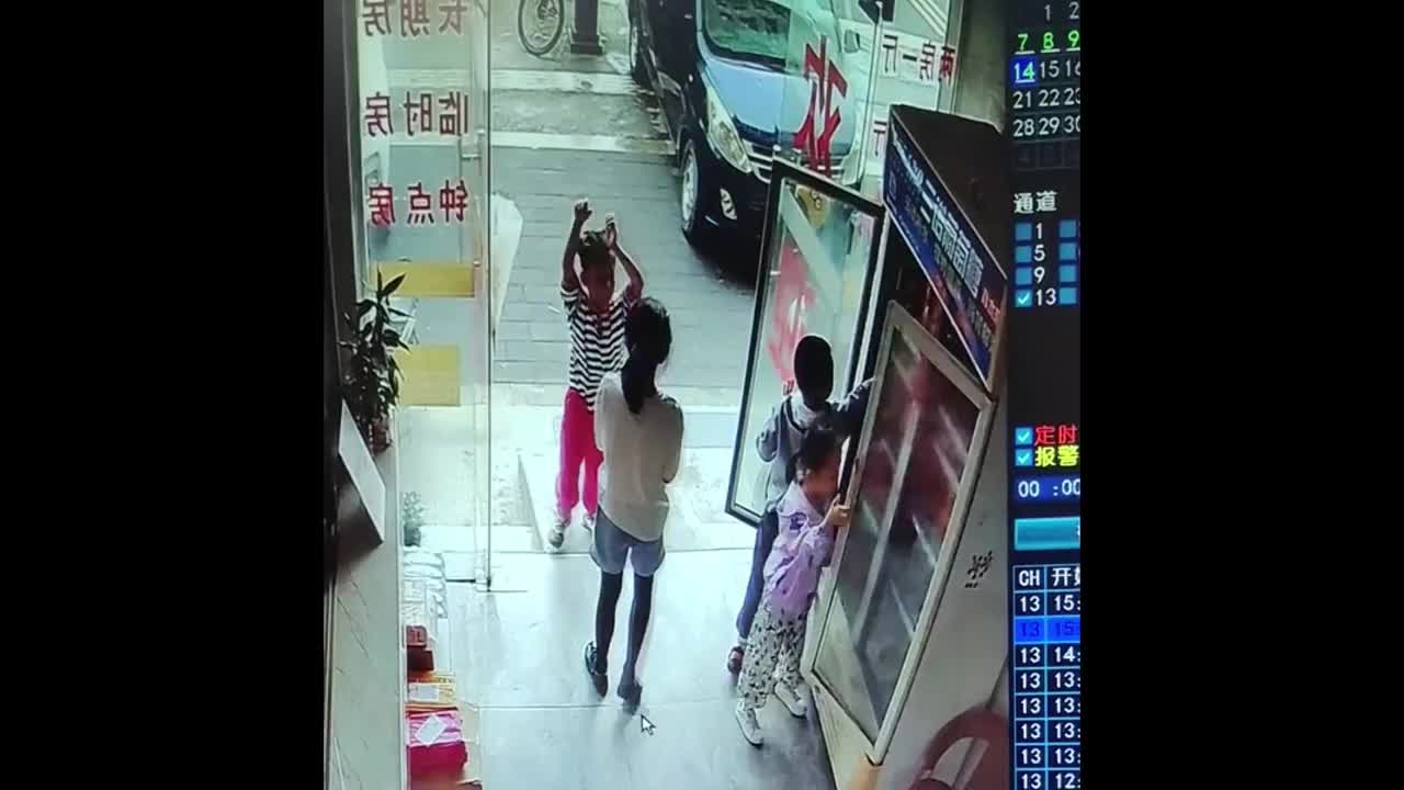 Video - Clip: Bị tủ lạnh đè trúng người, cậu bé thoát chết trong gang tấc