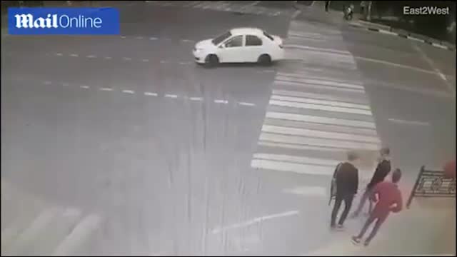 Video - Clip: Ô tô mất lái, nữ tài xế tông 3 thanh niên văng lên không