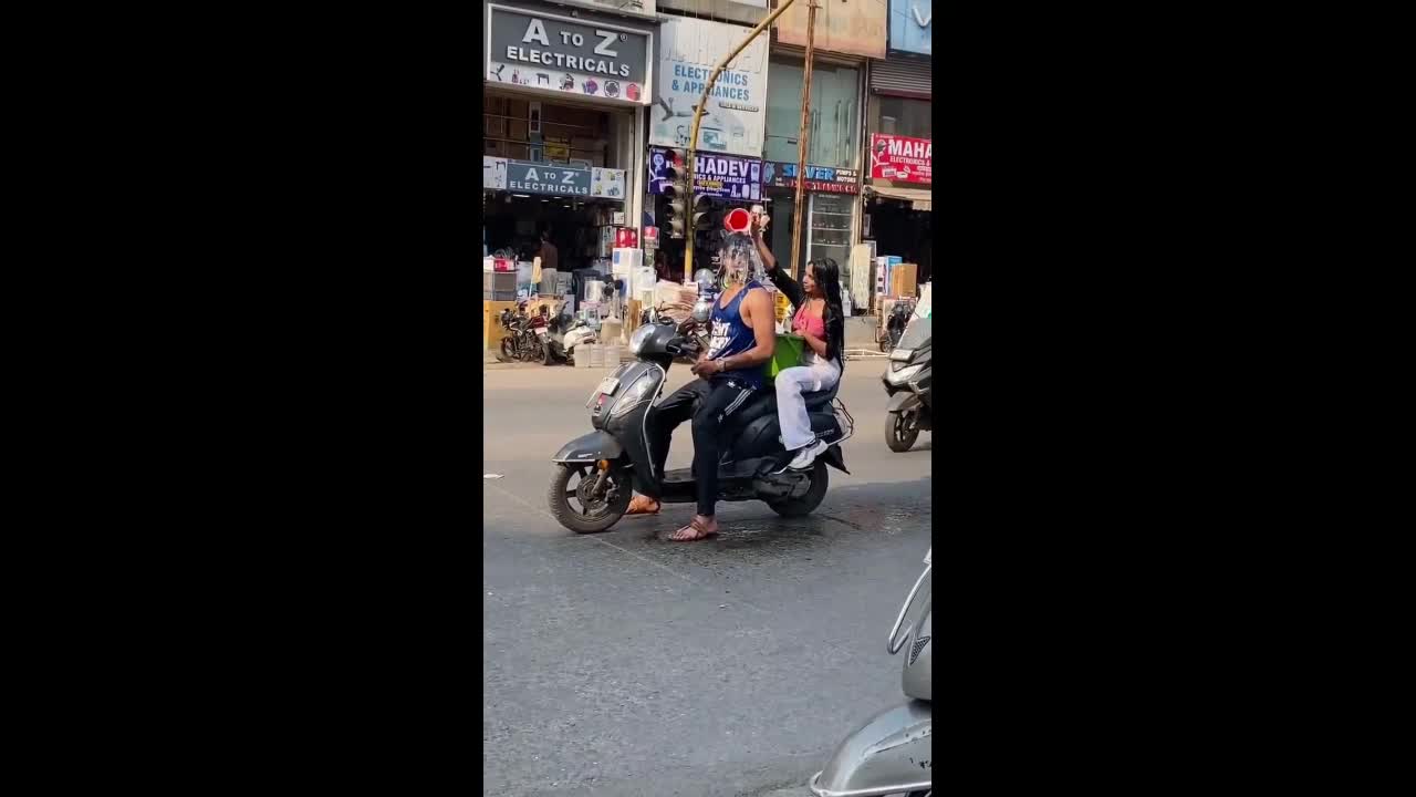 Video - Clip: Ngán ngẩm cảnh đôi nam nữ vừa đi xe máy vừa tắm trên đường