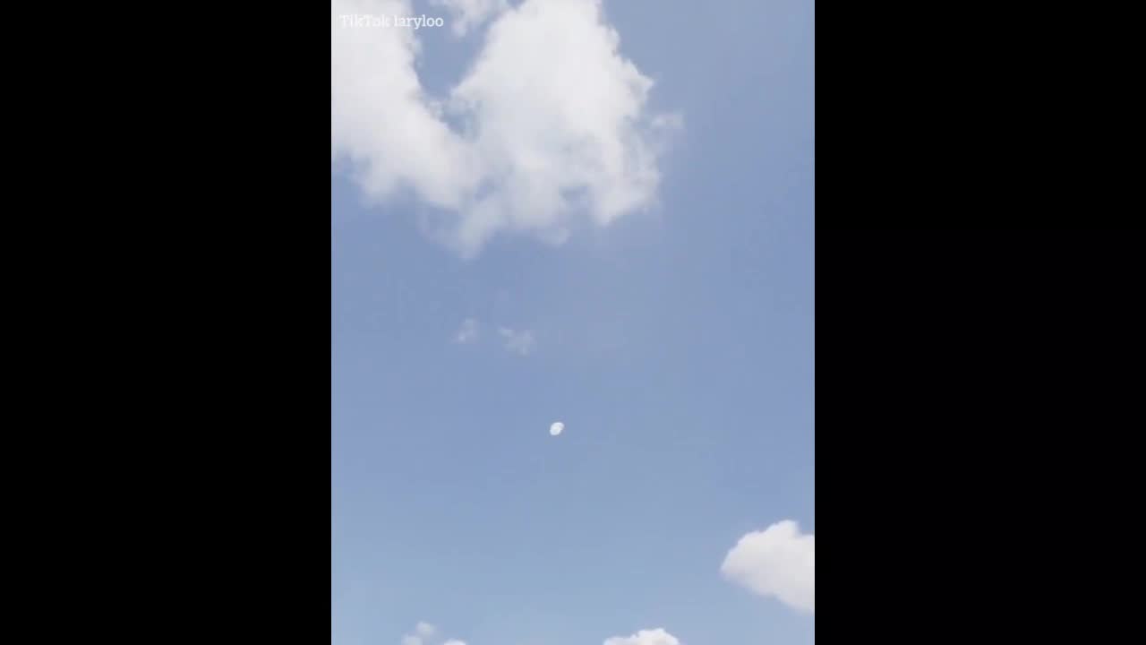 Video - Đoạn video về hai vật thể lạ xuất hiện trên Mặt Trăng gây xôn xao