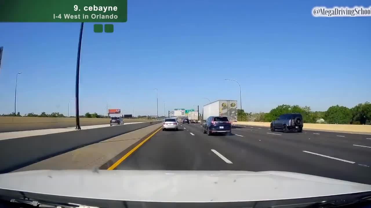 Video - Clip: Va chạm kinh hoàng, Land Rover lộn 6 vòng trên đường cao tốc