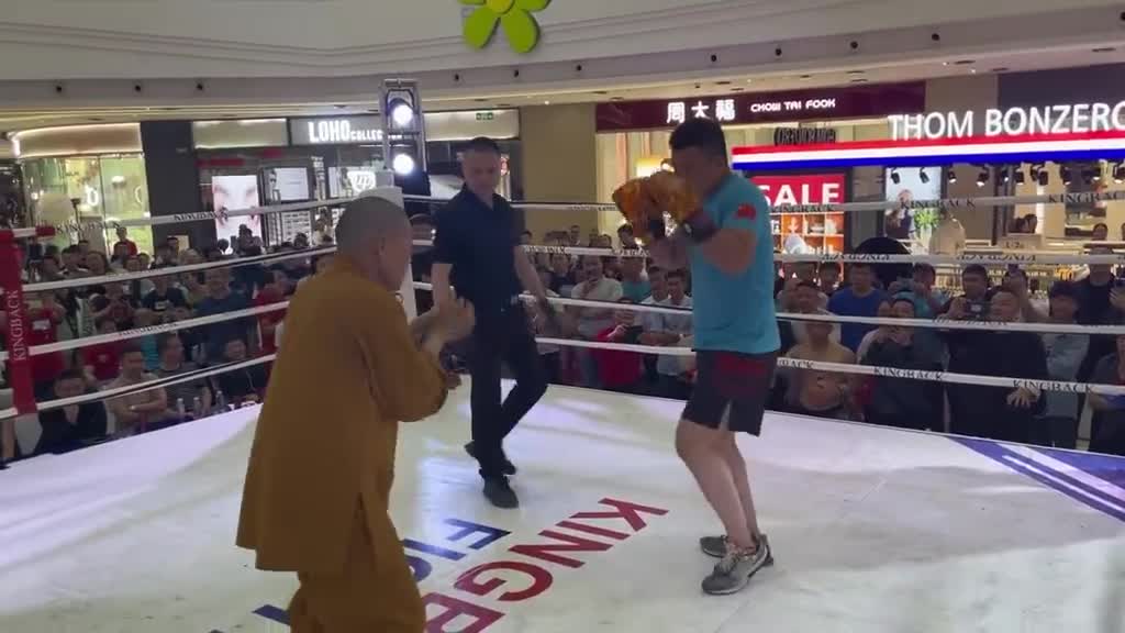 Video - Clip: Nhà sư Thiếu Lâm tỉ thí võ sĩ nghiệp dư và cái kết muối mặt