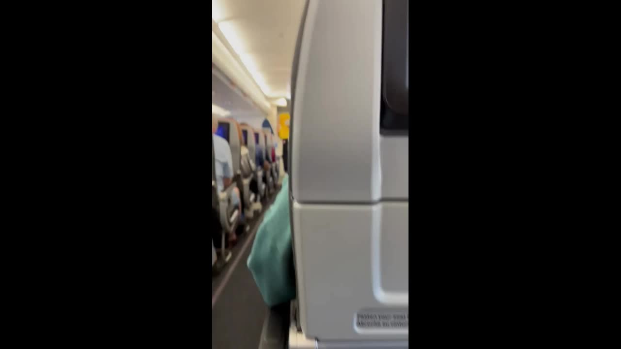 Video - Clip: Khoảnh khắc đặc biệt của tiếp viên hàng không JetBlue gây chú ý