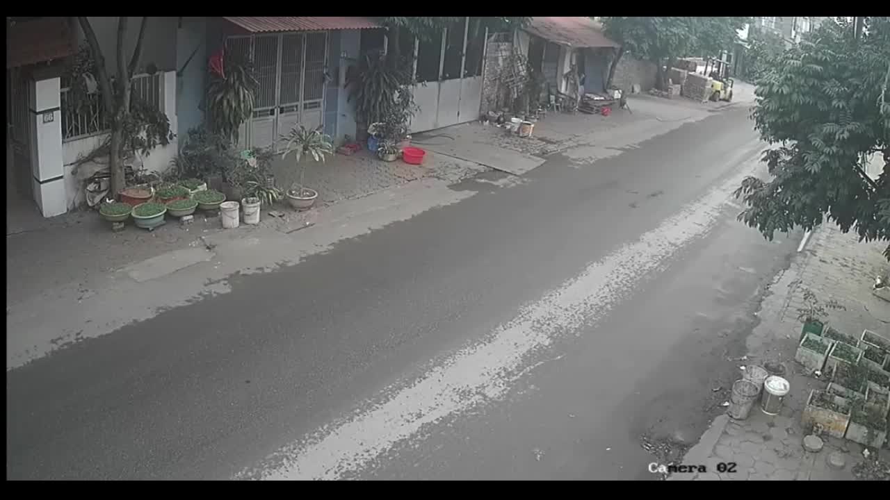 Video - Clip: Sang đường đột ngột, bé trai gây họa cho 2 xe đi phía sau