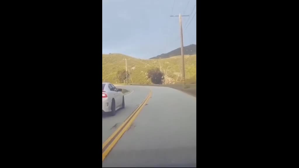 Video - Clip: Kinh hoàng cảnh ô tô mất lái khi vào cua, đâm gãy cột điện