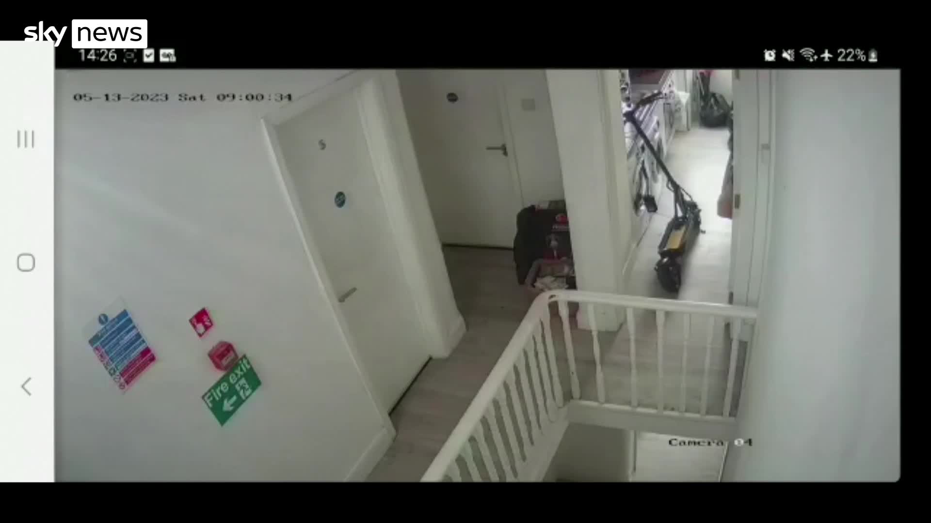 Video - Clip: Kinh hoàng xe điện đang sạc phát nổ trong nhà bếp